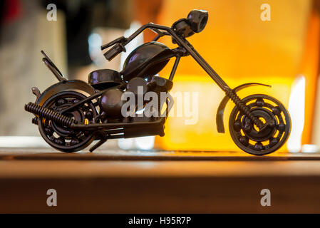 Bella piccola motocicletta realizzato da dadi e bulloni Foto Stock