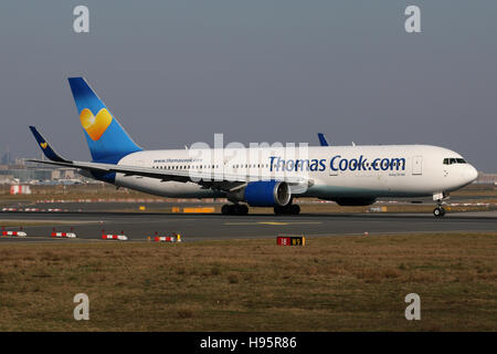 Francoforte, Germania - 27 Febbraio 2016: Thomas Cook, Boeing 767 all'aeroporto di Francoforte Foto Stock