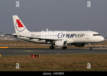 Francoforte, Germania - 27 Febbraio 2016: Onur Air, Airbus A320 all'aeroporto di Francoforte Foto Stock