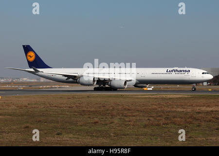 Francoforte, Germania - 27 Febbraio 2016: Lufthansa Airbus A340-600 all'aeroporto di Francoforte Foto Stock