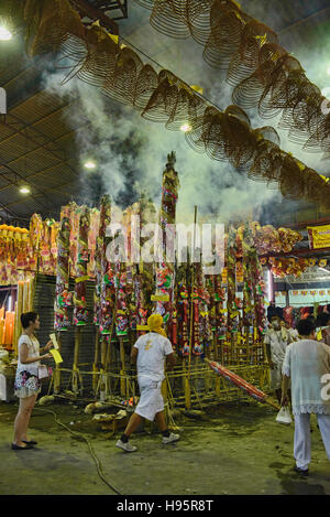 Preghiera di illuminazione pali per merito e buona fortuna per il Festival vegetariano a Bangkok, in Thailandia Foto Stock