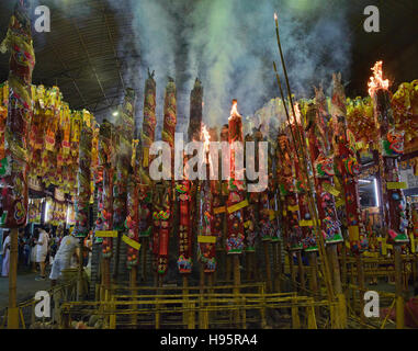 Preghiera di illuminazione pali per merito e buona fortuna per il Festival vegetariano a Bangkok, in Thailandia Foto Stock