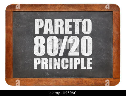 Principio di Pareto o ottanta-venti regola - bianco gesso il testo su un vintage blackboard blackboard Foto Stock