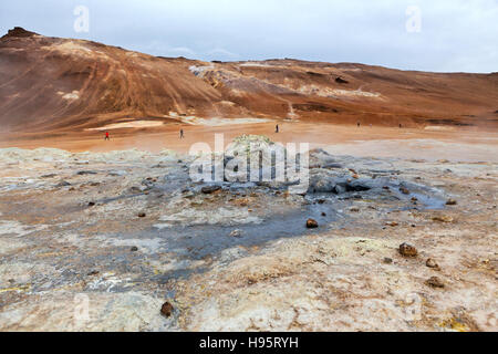 Una vista del Hverir campo geotermico da Mt. Namafjall accanto al Lago Myvatn, Islanda. Foto Stock