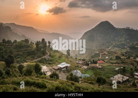 Vista di un villaggio Malamjaba in Swak .KPK provincia, Pakistan. Foto Stock