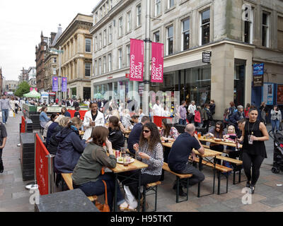 Glasgow Outdoor dining scene di strada in una giornata di sole, Buchanan Street, Glasgow, Scotland, Regno Unito Foto Stock