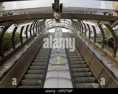 Metropolitana di Glasgow o metropolitana escalator entrata alla zona di Kelvinbridge station Foto Stock