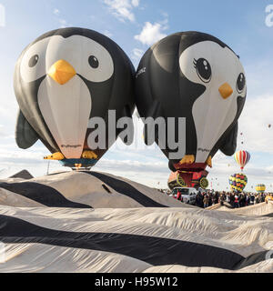 Penquin conformato i palloni ad aria calda preparare per entrare a far parte di mattina presto ascensione di massa a Albuquerque International Balloon Fiesta, NM Foto Stock