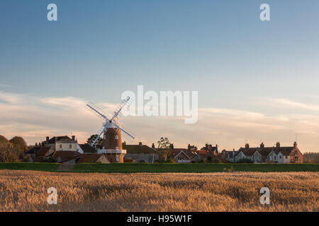 Cley accanto al mare, Norfolk al tramonto il 18 novembre 2016. Foto Stock