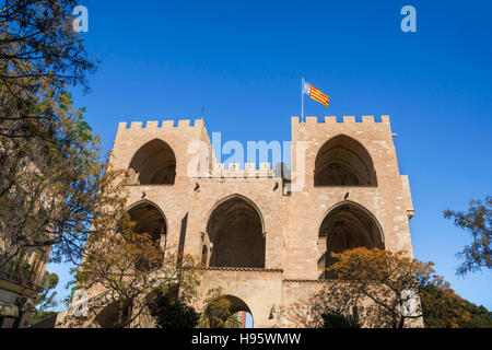 La facciata posteriore della porta di Serranos o Torri di Serranos, parte delle antiche mura della città di Valencia, Spagna Foto Stock