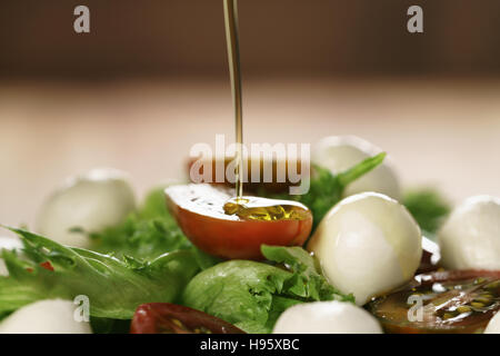 Insalata con kumato pomodoro, mozzarella e lattuga frillies Foto Stock