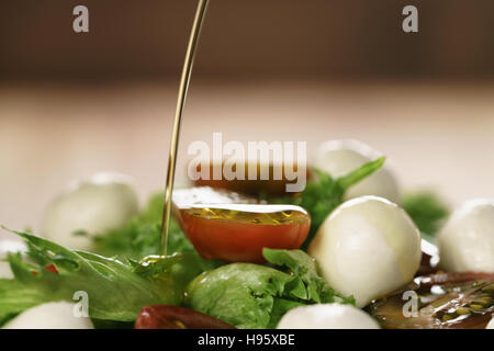 Insalata con kumato pomodoro, mozzarella e lattuga frillies Foto Stock