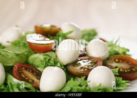 Insalata con kumato pomodoro, mozzarella e lattuga frillies Foto Stock