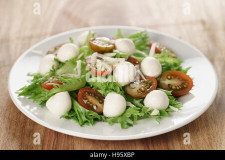 Insalata con kumato pomodoro, mozzarella, frillies lattuga e parmigiano grattugiato Foto Stock