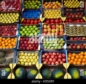 Sfondo frutti nelle caselle da visualizzare al mercato in Spagna Foto Stock