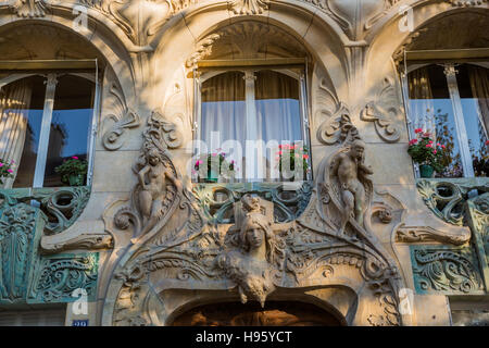 Dettaglio di un edificio in stile Liberty a Parigi, Francia Foto Stock