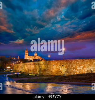 Salamanca skyline tramonto e ponte romano sul fiume Tormes in Spagna Foto Stock