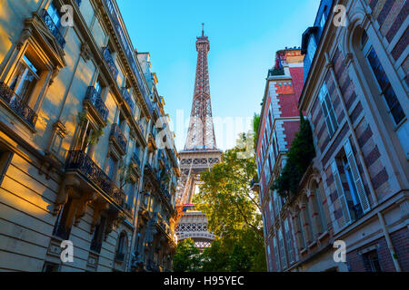 La Torre Eiffel si vede tra gli edifici storici, al tramonto a Parigi Foto Stock
