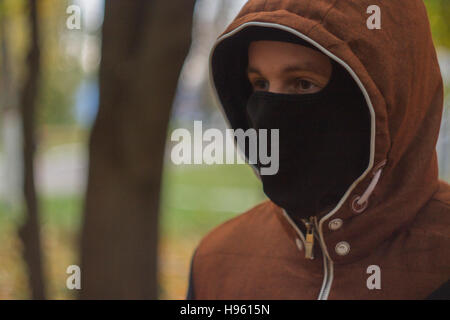 Giovane uomo in maschera Foto Stock