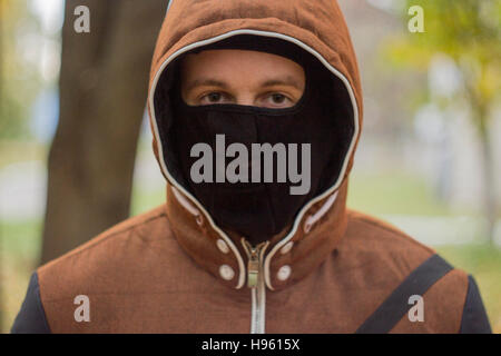 Giovane uomo in maschera Foto Stock