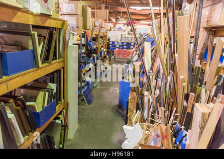 Vista interna di rottami, un creative re-cycling magazzino pubblico per materiali utili per il riutilizzo in progetti creativi, San Francisco, California, Stati Uniti d'America. Foto Stock