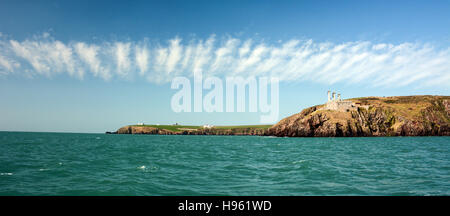 Fascia di tempo equo cirrus nuvole sopra st Ann la testa e il faro in distanza fuori dale in pembrokeshire Foto Stock