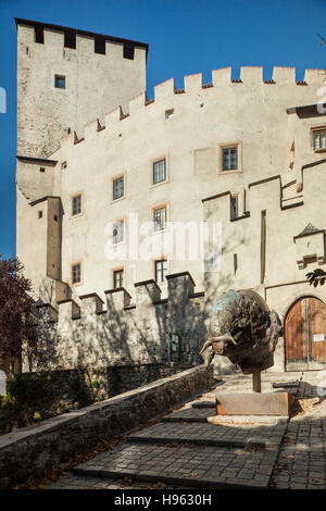 Autunno soleggiata giornata al castello Bruck a Lienz, Tirolo, Austria. Foto Stock