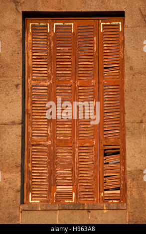 Vecchia finestra con vecchi e persiane di legno Foto Stock