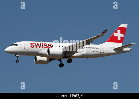 Stuttgart, Germania - 08 Settembre 2016: Swiss International Airlines, Bombardier CSeries è l'atterraggio all'Aeroporto di Stoccarda Foto Stock