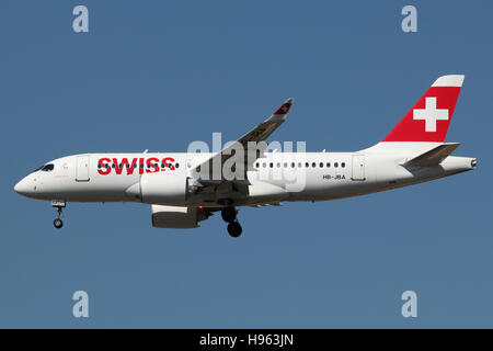 Stuttgart, Germania - 08 Settembre 2016: Swiss International Airlines, Bombardier CSeries è l'atterraggio all'Aeroporto di Stoccarda Foto Stock