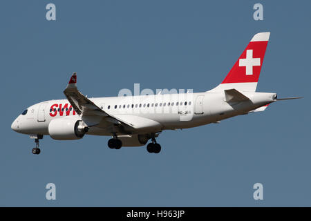 Stuttgart, Germania - 08 Settembre 2016: Swiss International Airlines, Bombardier CSeries è l'atterraggio all'Aeroporto di Stoccarda Foto Stock