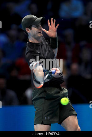 Andy Murray in azione nella sua partita con Stan Wawrinka durante il sesto giorno delle finali del Barclays ATP World Tour all'O2 di Londra. PREMERE ASSOCIAZIONE foto. Data immagine: Venerdì 18 novembre 2016. Vedi PA storia TENNIS Londra. Il credito fotografico dovrebbe essere: Adam Davy/PA Wire. Foto Stock