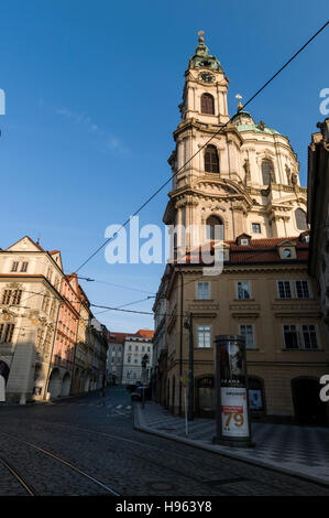 Malostranske Namesti. ( Piazza) e la cupola e la torre di San Nicola nel quartiere del Castello di Praga nella Repubblica Ceca. La piazza è un Foto Stock