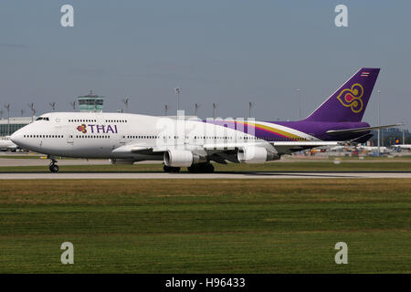 Monaco di Baviera, Germania - Agosto 08, 2016: Thai Airways, Boeing 747-400 uscire all'aeroporto di Monaco di Baviera Foto Stock