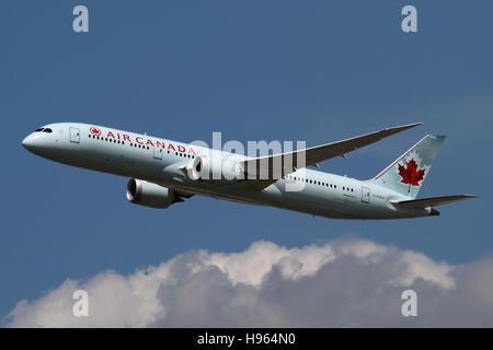 Francoforte, Germania - Luglio 18, 2016: Air Canada, Boeing 787-900 è uscire all'aeroporto di Francoforte Foto Stock