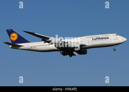 Francoforte, Germania - 27 Febbraio 2016: Lufthansa, Boeing 747-800 è l'atterraggio all'aeroporto di Francoforte Foto Stock