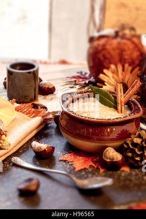 Caduta tabella degli alimenti scena con salsa di mele. Foto Stock