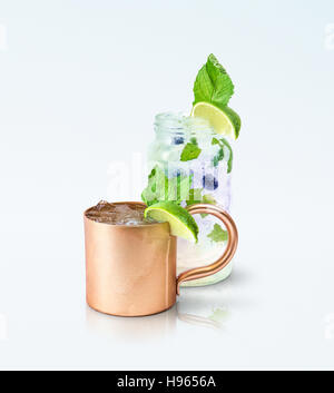 Moscow Mule Mug e mirtillo Mint Mojito su sfondo bianco Foto Stock