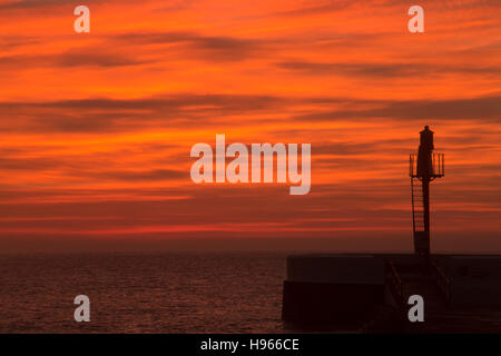 Sunrise riflessioni sulla East Looe Beach e banjo Pier come la marea si spegne Foto Stock