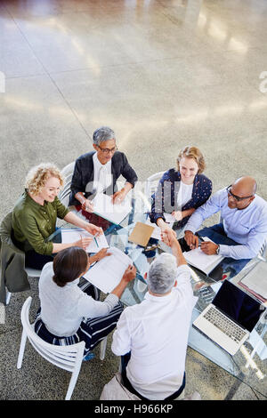 Business handshaking di persone in riunione Foto Stock