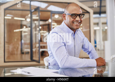 Ritratto di imprenditore sorridente in ufficio Foto Stock