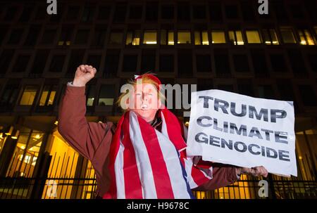 Un protestor vestito come noi Presidente eletto Donald Trump prende parte a una manifestazione davanti all'Ambasciata degli Stati Uniti a Londra, contro Trump posizione sul cambiamento climatico. Foto Stock