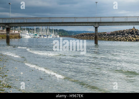 Una vista del molo e barche in Des Moines, Washington. Foto Stock