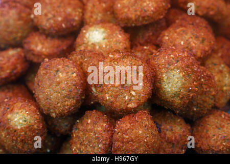 Tradizionale medio orientale Pasto orientale piatto di fritti pronto a mangiare falafel sfere sul mercato retail display, chiudere fino Foto Stock