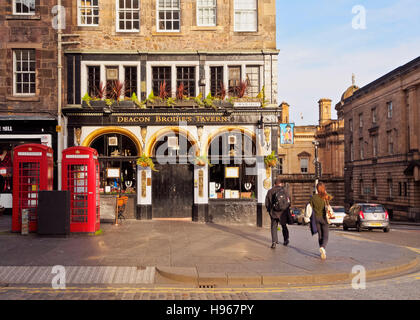 Regno Unito, Scozia, Edimburgo, il Royal Mile, vista del diacono Brodie's Tavern. Foto Stock