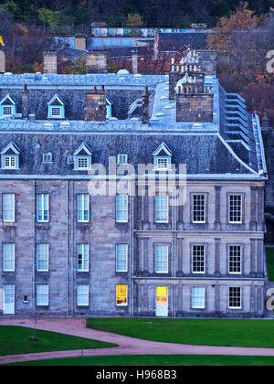 Regno Unito, Scozia, Lothian, Edimburgo, Holyrood,Twilight vista del Palazzo di Holyroodhouse. Foto Stock