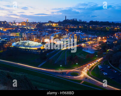 Regno Unito, Scozia, Edimburgo, crepuscolo vista verso il nostro Dynamic Earth, Edificio del Parlamento scozzese e la Calton Hill. Foto Stock