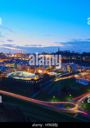 Regno Unito, Scozia, Edimburgo, crepuscolo vista verso il nostro Dynamic Earth, Edificio del Parlamento scozzese e la Calton Hill. Foto Stock