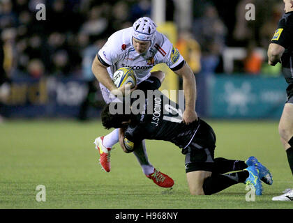 Newcastle Falcons Juan Pablo Socino affronta il Thomas Waldrom di Exeter durante la partita Aviva Premiership al Kingston Park, Newcastle upon Tyne. PREMERE ASSOCIAZIONE foto. Data immagine: Venerdì 18 novembre 2016. Vedi PA storia RUGBYU Newcastle. Il credito fotografico dovrebbe essere: Richard Sellers/PA Wire. Foto Stock