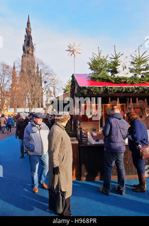 Regno Unito, Scozia, Lothian, Edimburgo, vista del Mercatino di Natale su Princes Street. Foto Stock